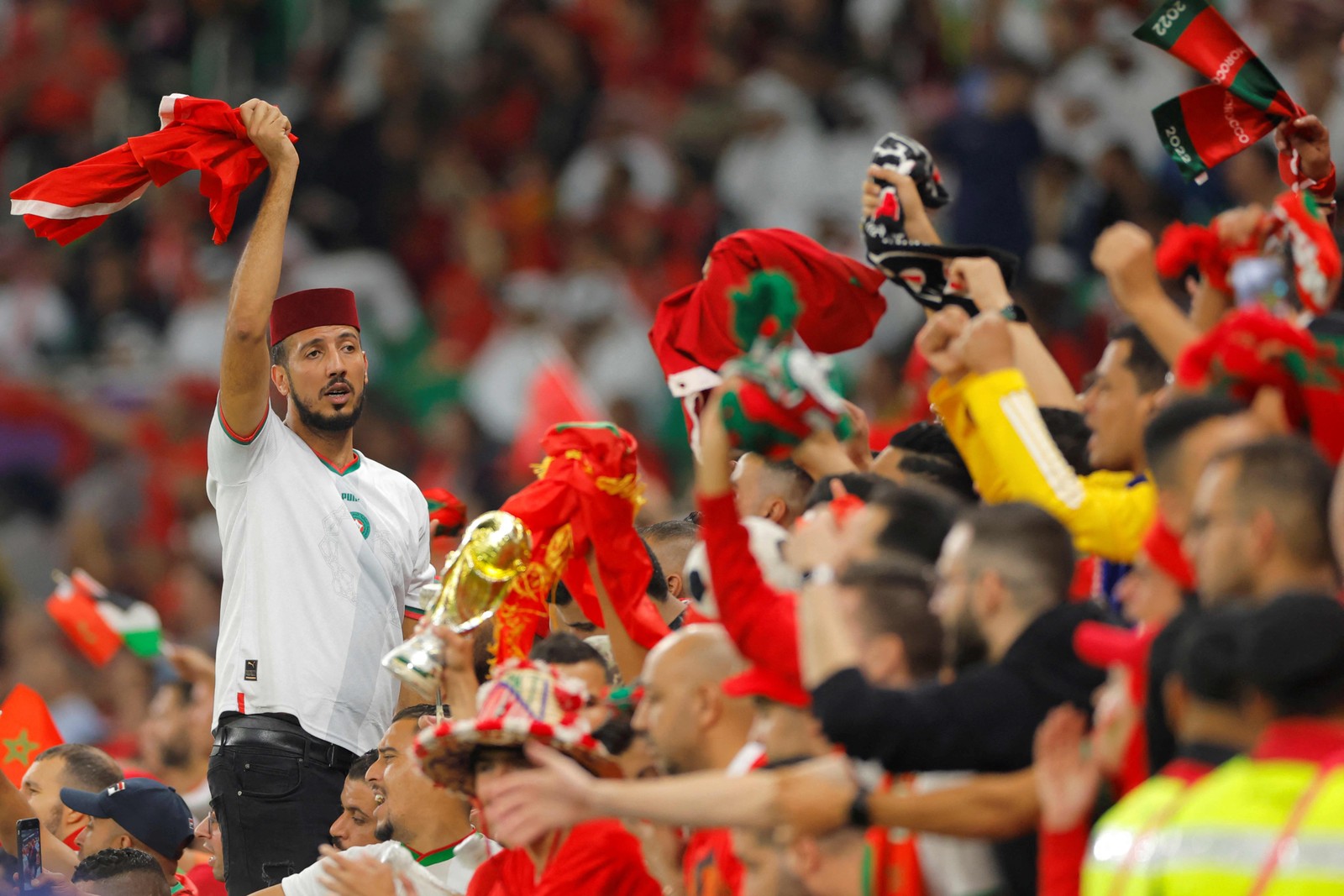 Torcedores do Marrocos fazem a festa depois de abrir o placar Youssef En-Nesyri contra Portugal — Foto: ODD ANDERSEN/AFP