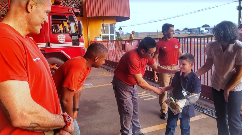Menino que sobreviveu à queda em poço de 25 metros reencontra bombeiros em Porto Ferreira (SP) — Foto: Fabio Rodrigues/g1