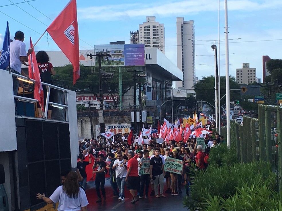 NATAL, 4h09: manifestantes começam caminhada no sentido à Zona Sul de Natal. — Foto: Heloísa Guimarães/Inter TV Cabugi