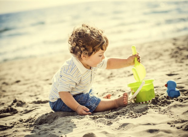 bebê; praia; baldinho; brinquedos; areia; menino (Foto: Thinkstock)