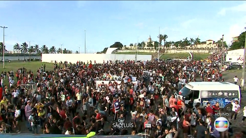 SÃO LUÍS, 17h - Manifestantes se concentram na Praça Maria Aragão, região central de São Luís, protestando contra cortes em verbas da educação. — Foto: Reprodução/TV Globo