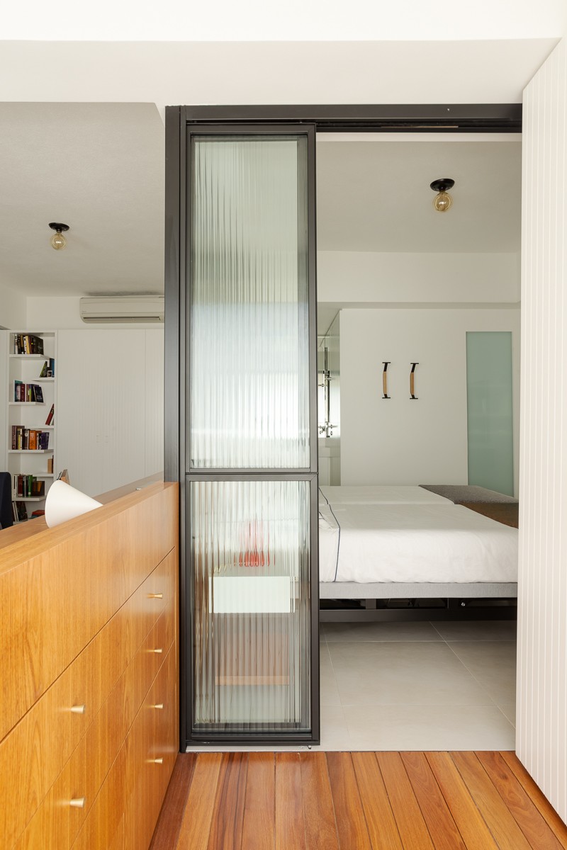 VARANDA | O quarto possui uma saída exclusiva para a varanda, onde se encontra um pequeno closet (Foto: Ricardo Bassetti / Divulgação)