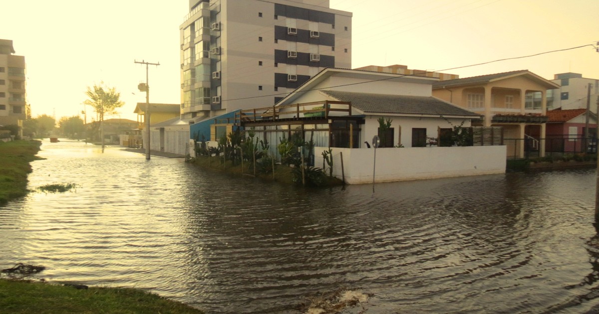 Balneário Rincão, SC, decreta emergência após ressaca do mar