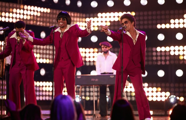 LAS VEGAS, NEVADA - MAY 15: (L-R) Anderson .Paak and Bruno Mars of Silk Sonic perform onstage during the 2022 Billboard Music Awards at MGM Grand Garden Arena on May 15, 2022 in Las Vegas, Nevada. (Photo by 2022 John Esparaza/via Getty Images) (Foto: via Getty Images)