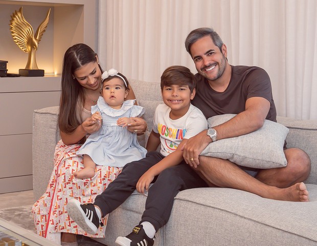 Simone, o marido Kaká Diniz, e os filhos Henry e Zaya (Foto: Nicolle Amboni)