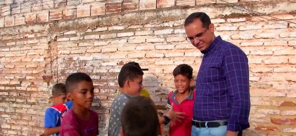 Delegado César Ferro, que comprou uma bola nova, virou 'tio' e herói das crianças. — Foto: Reprodução/TV Mirante