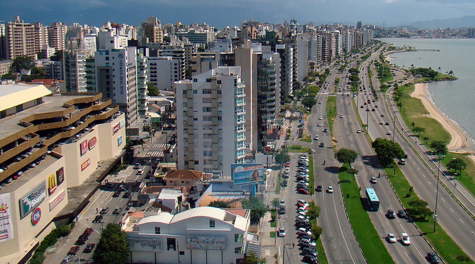 A capital catarinense Florianópolis é a campeã. A cidade, que tem atraído um grande número de startups, leva quase 100 dias para abrir uma empresa, mas, em compensação, tem a melhor mobilidade urbana do país, 77% dos munícipes com acesso à web e 32% da po (Foto: WikiCommons)