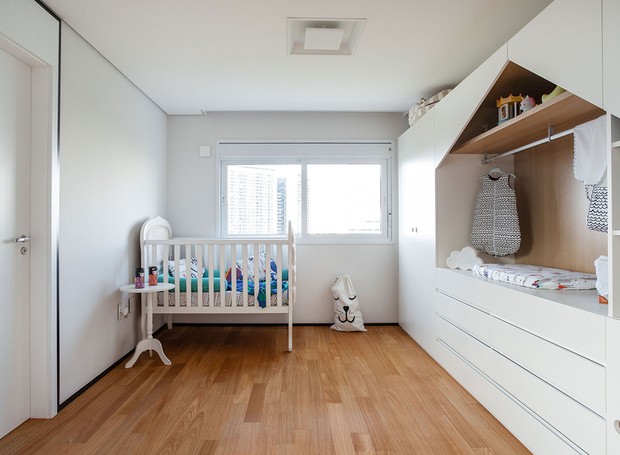 MARCENARIA | No quarto infantil, um armário em forma de casinha se transforma em trocador para o futuro bebê (Foto: Maura Mello/ Divulgação)