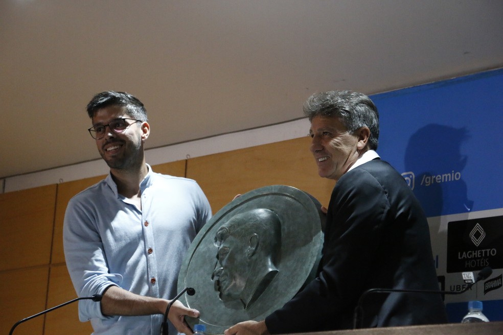 Renato ganha do artista Theo Felizzola o medalhÃ£o que tambÃ©m estÃ¡ na estÃ¡tua â Foto: Eduardo Moura