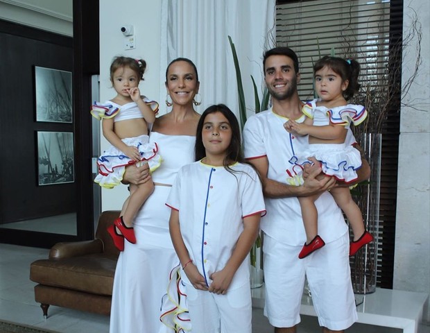 Ivete Sangalo celebra aniversário das gêmeas com marido e primogênito  (Foto: Reprodução)