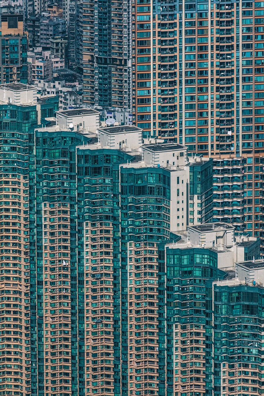 Hong Kong, China O hotel Ritz-Carlton de Hong Kong é o maior do mundo, com 118 andares e 490 metros de altura. O fotógrafo subiu até a cobertura para fazer este clique em que os prédios formam uma escada.   (Foto: Ryan Koopmans)