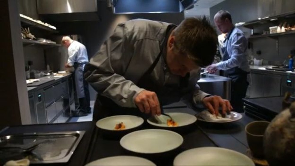 O chef Nicolai Ellitsgaard trabalhou por mais de um ano na concepção do cardápio — Foto: BBC