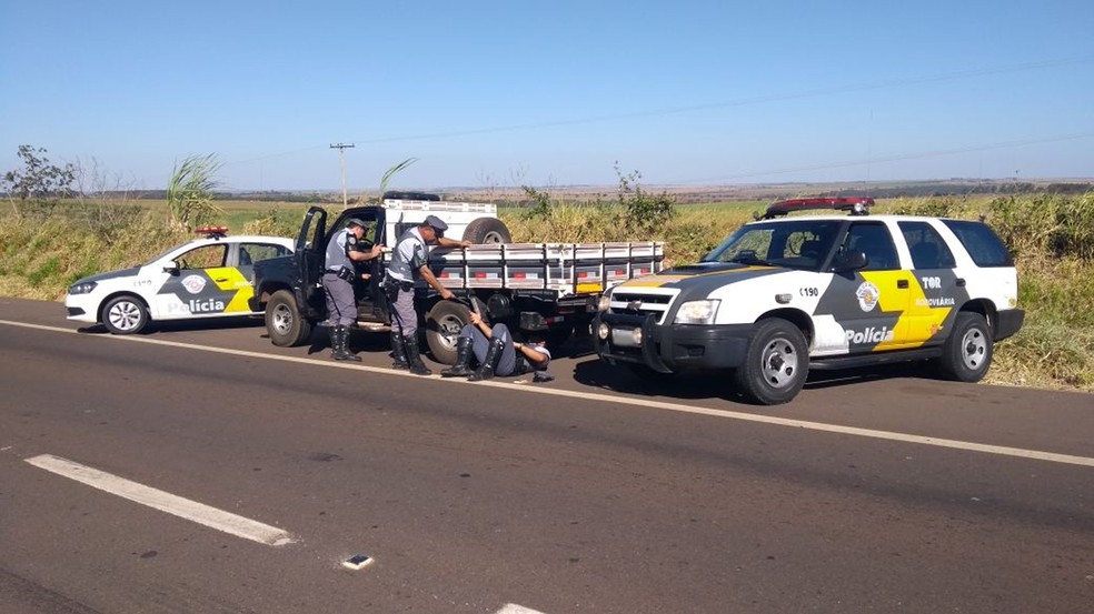 Abordagem foi na Rodovia Comandante João Ribeiro de Barros (Foto: Polícia Militar Rodoviária/Divulgação)
