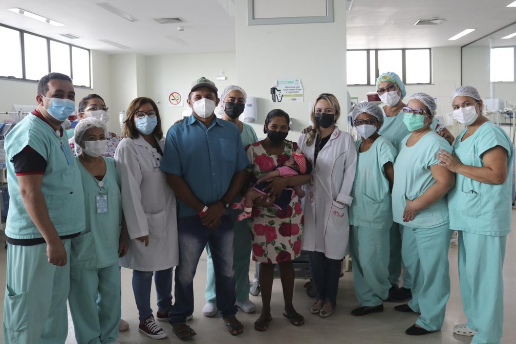 'Superbebê'' com os pais e a equipe de saúde da Santa Casa de Belém quando mãe e filha receberam alta  — Foto: Santa Casa/Divulgação 