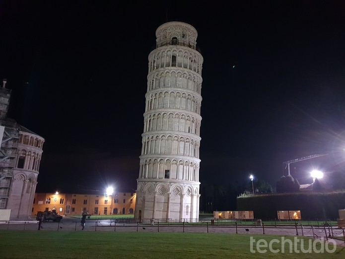 Torre de Pisa durante a noite, com iluminação controlada (Foto: Thássius Veloso / TechTudo)