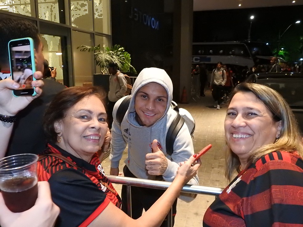 Cebolinha tira foto com Dona In&ecirc;s e Silvana, integrantes da Embaixada Fla Gerais &mdash; Foto: Fred Gomes