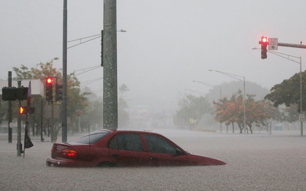 Carro parcialmente submerso após fortes chuvas provocadas pela chegada do furacão Lane a Big Island, no Havaí, na quinta-feira (23) (Foto: Mario Tama/Getty Images/AFP )