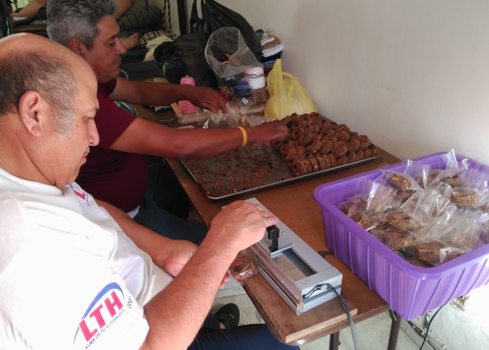 O pai de Franco, Herminio (esquerda), ajuda um irmão a fabricar doces (Foto: BBC)