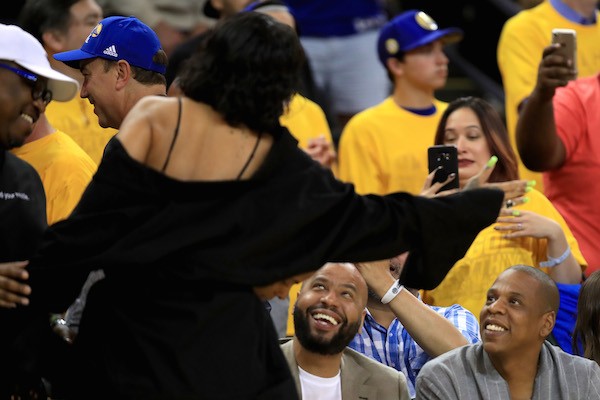 A cantora Rihanna conversa com Jay-Z no intervalo do primeiro jogo da final da NBA  (Foto: Getty Images)