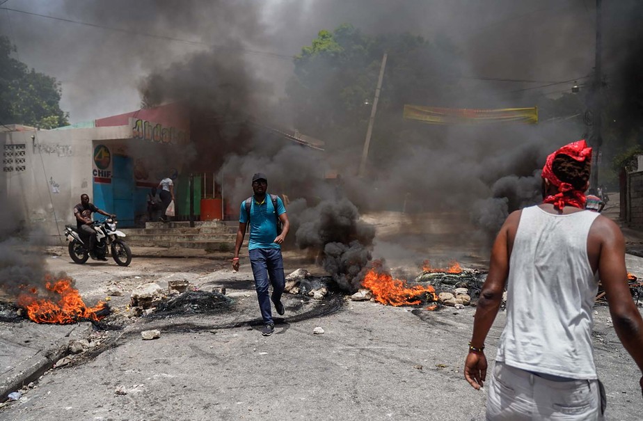 Haitianos protestam nas ruas de Porto Príncipe contra a alta dos preços e a escassez de comida e combustível