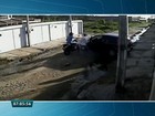 Câmera flagra assalto a mulher na porta de casa no Ceará; veja vídeo