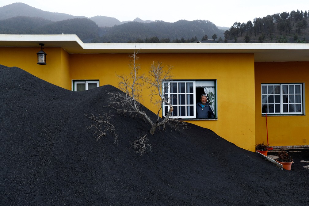20 de janeiro - Dionisio Leal olha para o monte de cinzas do vulco Cumbre Vieja ao redor de sua casa, em La Palma, Ilhas Canrias — Foto: Borja Suarez/Reuters