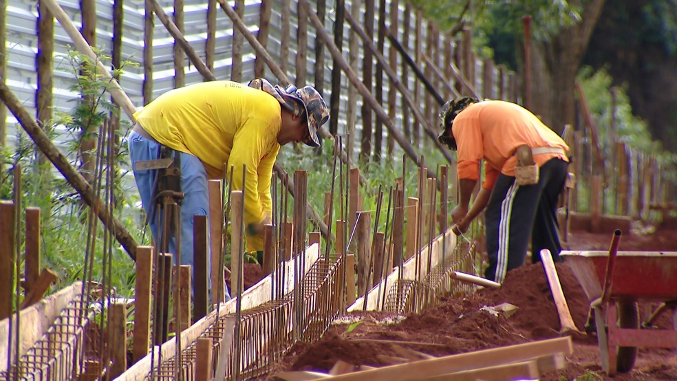 Rede pluvial e el&eacute;trica, al&eacute;m da constru&ccedil;&atilde;o de um muro est&atilde;o sendo finalizadas no Polo Tecnol&oacute;gico &mdash; Foto: Reprodu&ccedil;&atilde;o/TV Integra&ccedil;&atilde;o