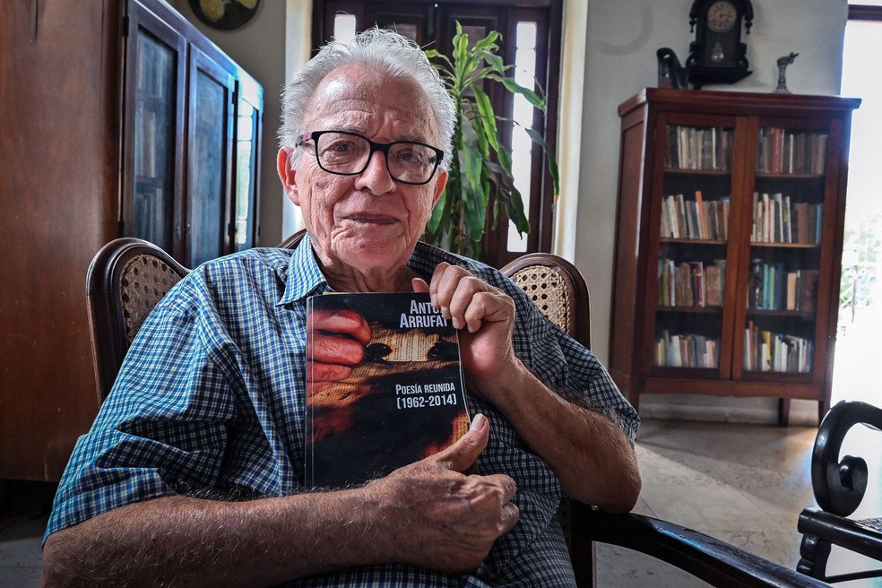 O escritor cubano Antón Arrufat, que foi isolado na década de 1970 por ser gay — Foto: ADALBERTO ROQUE/AFP