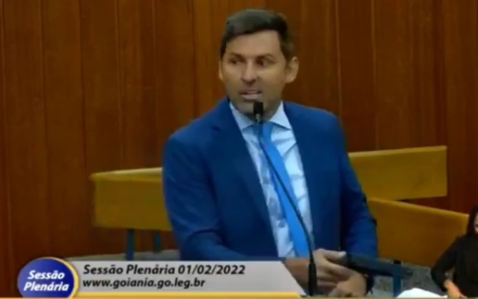 Vereador Sargento Novandir exibe arma durante discussão sobre IPTU na Câmara de Goiânia — Foto: Reprodução/TV Anhanguera