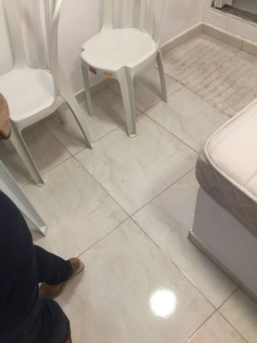 Suíte no Presídio de Benfica tem piso porcelanato e tapete. (Foto: Divulgação)