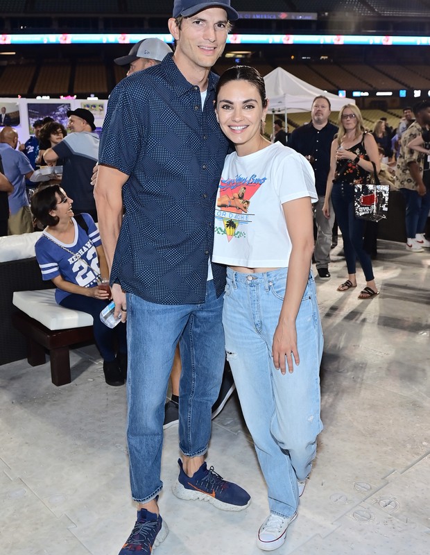 Ashton Kutcher e Mila Kunis participaram de evento beneficente (Foto: Getty Images)