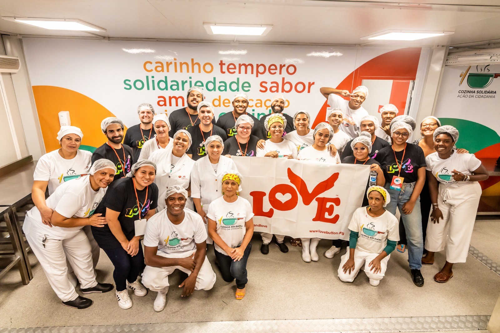 Fãs do Coldplay participam de ação de voluntariado na Cozinha Solidária