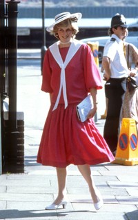 Diana usa um vestido rosa estilo marinheiro em 1982, em Londres 
