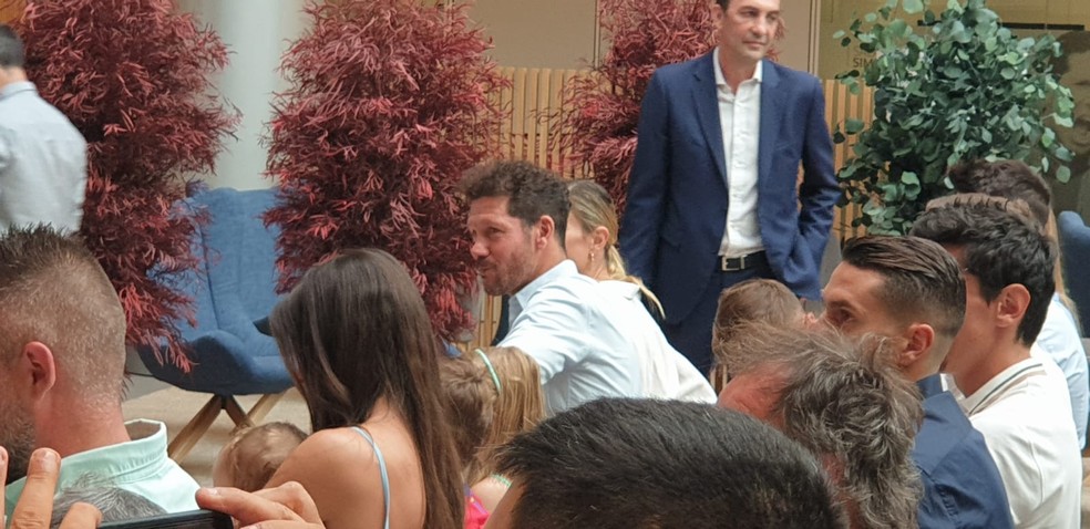 Técnico do Atlético de Madrid, Diego Simeone compareceu à coletiva de despedida de Filipe Luís — Foto: Fernando Kallas