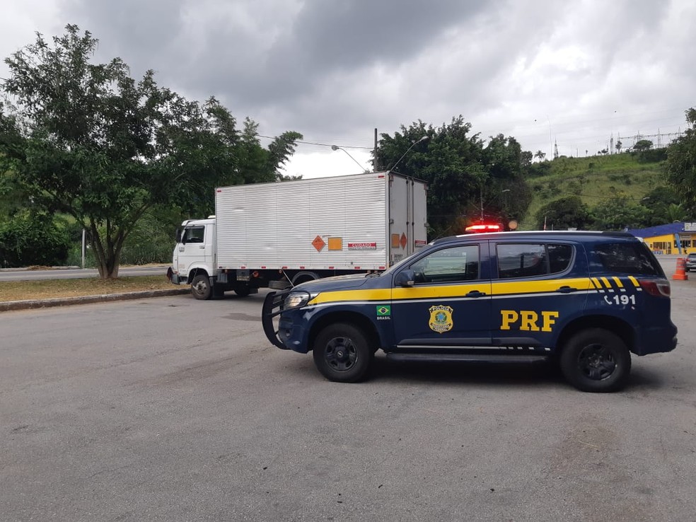Homem foi preso dirigindo caminhão com artefatos explosivos em Teófilo Otoni — Foto: Polícia Rodoviária Federal