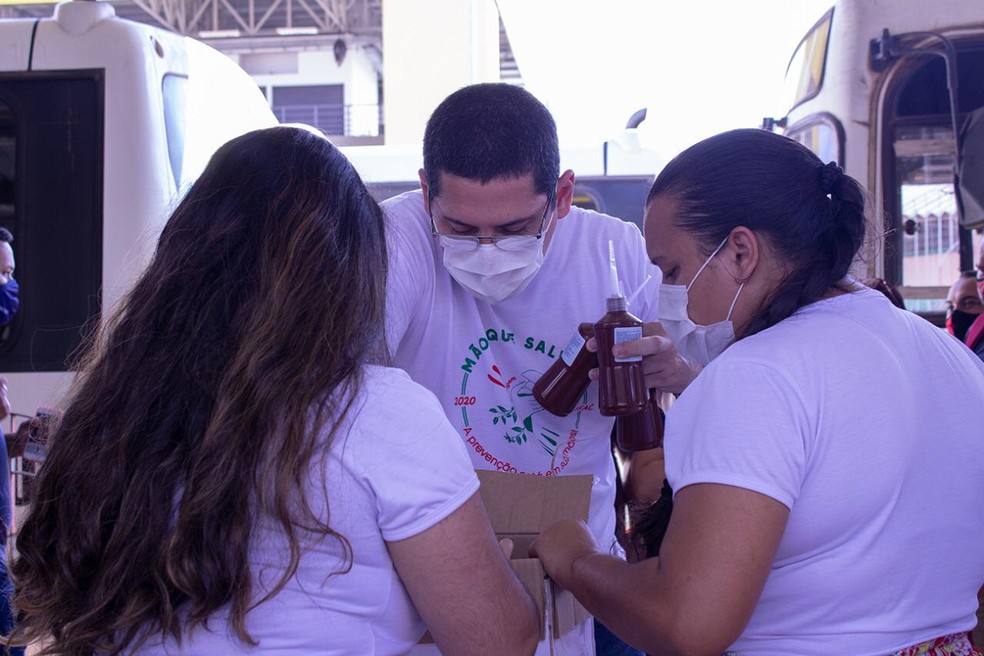 Projeto 'Mãos que Salvam' entregou álcool fabricado por alunos na Ufac  — Foto: Divulgação/Projeto Mãos que Salvam 