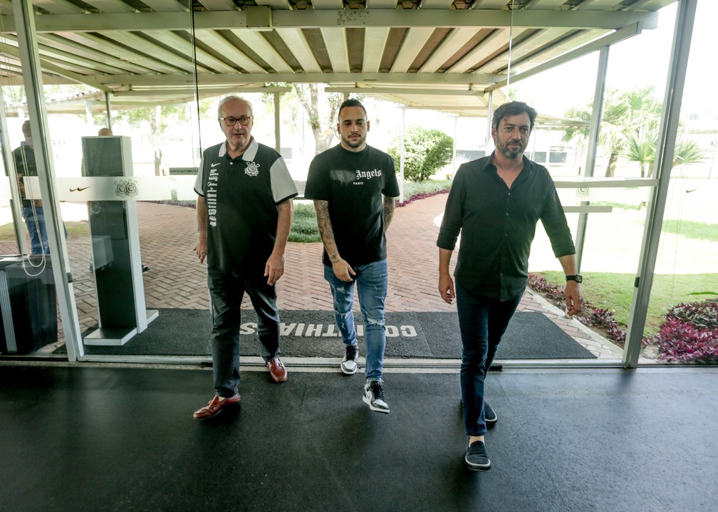 Roberto de Andrade, Maycon e Duilio Monteiro Alves no CT do Corinthians — Foto: Rodrigo Coca/Agência Corinthians