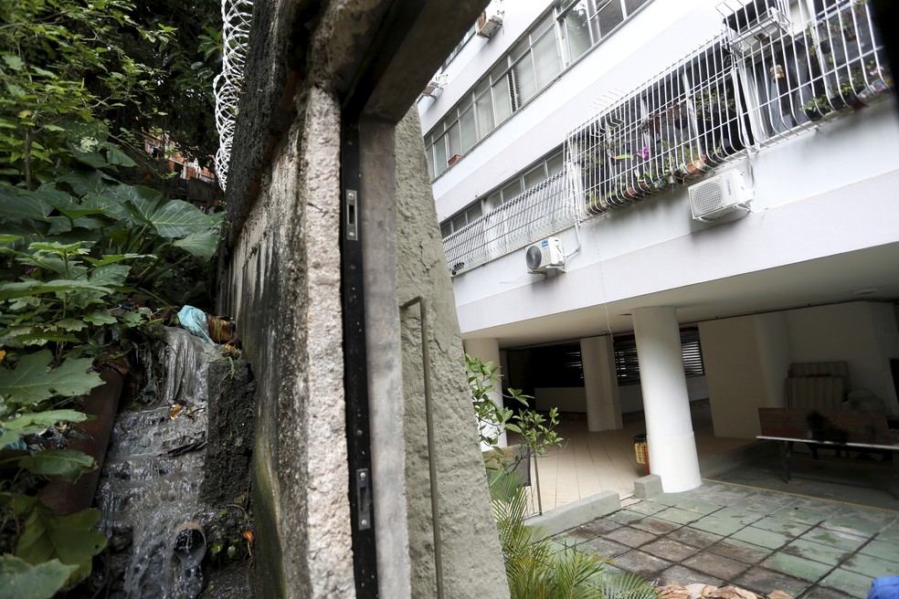 Prédio na Rua Nascimento Silva, em Ipanema, sofre com o esgoto quase in natura que desce da encosta da comunidade — Foto: Fabiano Rocha/Agência O Globo