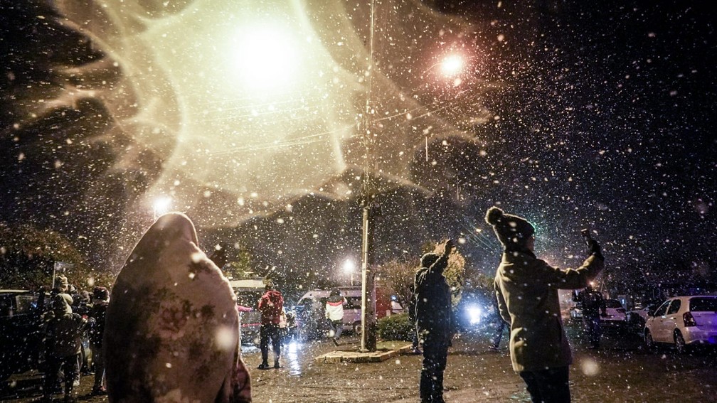 Pessoas se juntam para ver a neve em Urupema na noite de terça-feira (17) — Foto: Tiago Ghizoni/NSC