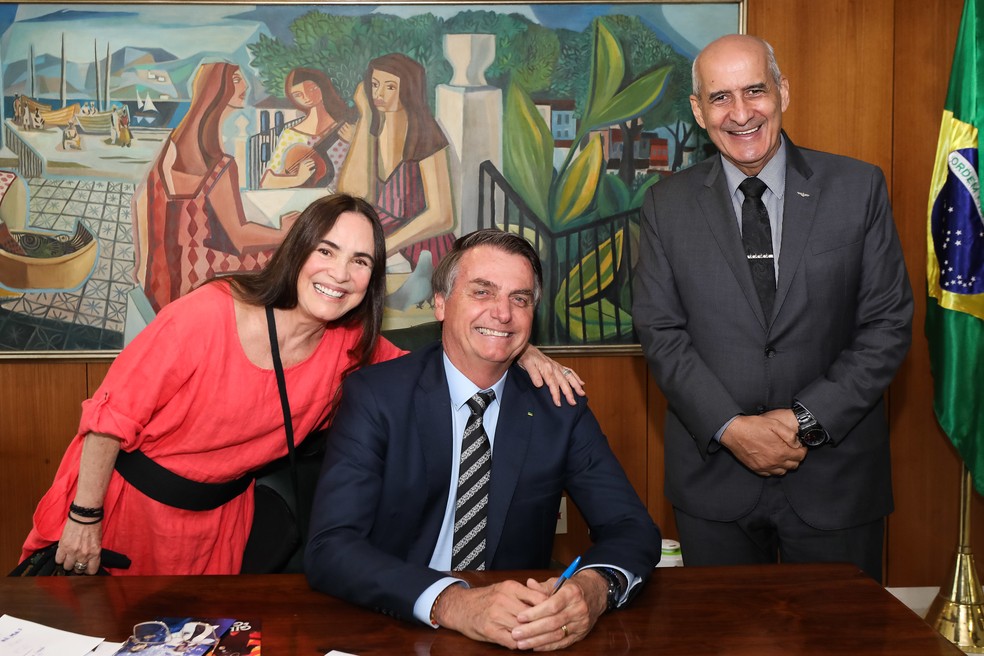 A atriz Regina Duarte com o presidente Jair Bolsonaro, pouco de antes de anunciar que aceitou o cargo na Secretaria Especial de Cultura nesta quarta-feira (30) — Foto: Marcos Corrêa/PR