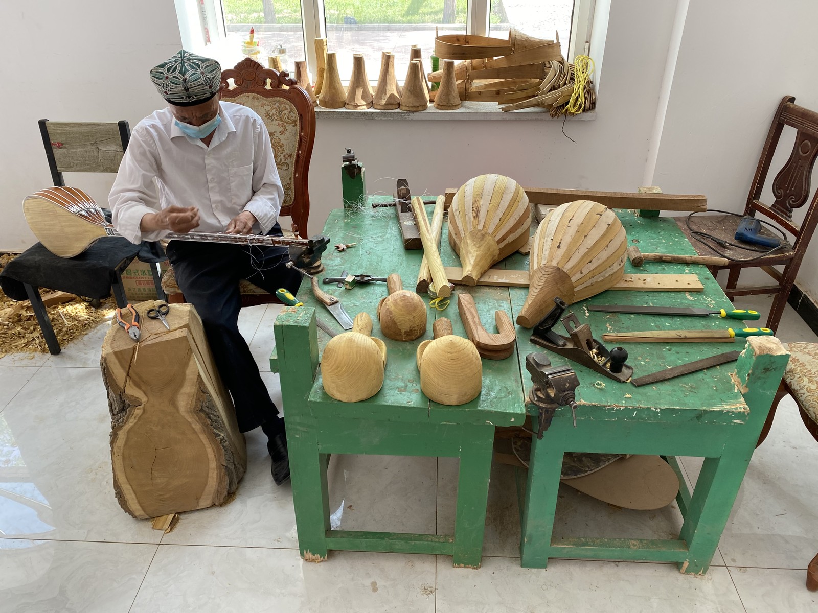 Homem trabalha na fabricação de instrumentos musicais uigures, em Kashgar, XinjiangAgência O Globo