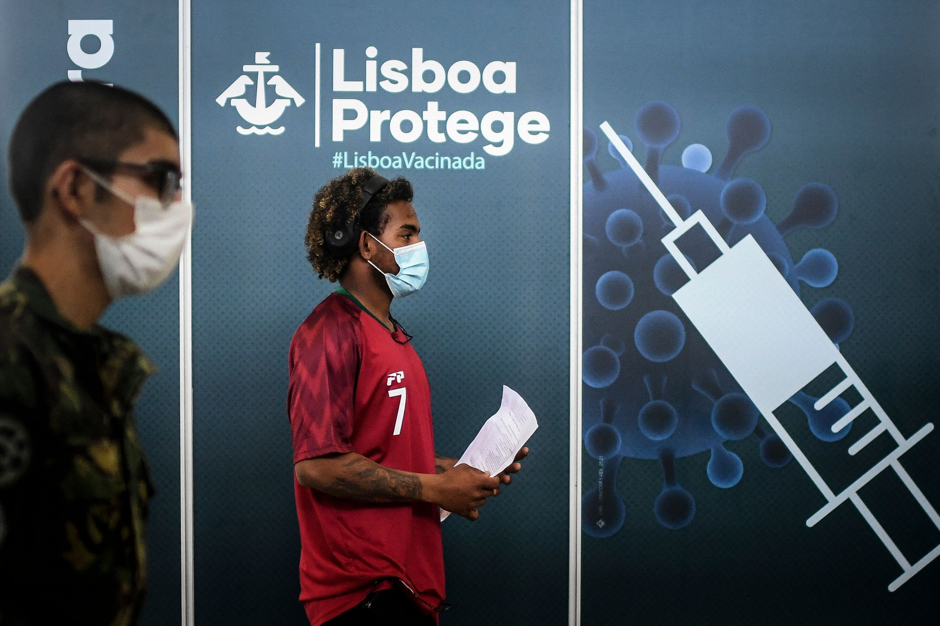 Homem caminha para receber dose da vacina contra Covid-19 em Lisboa
