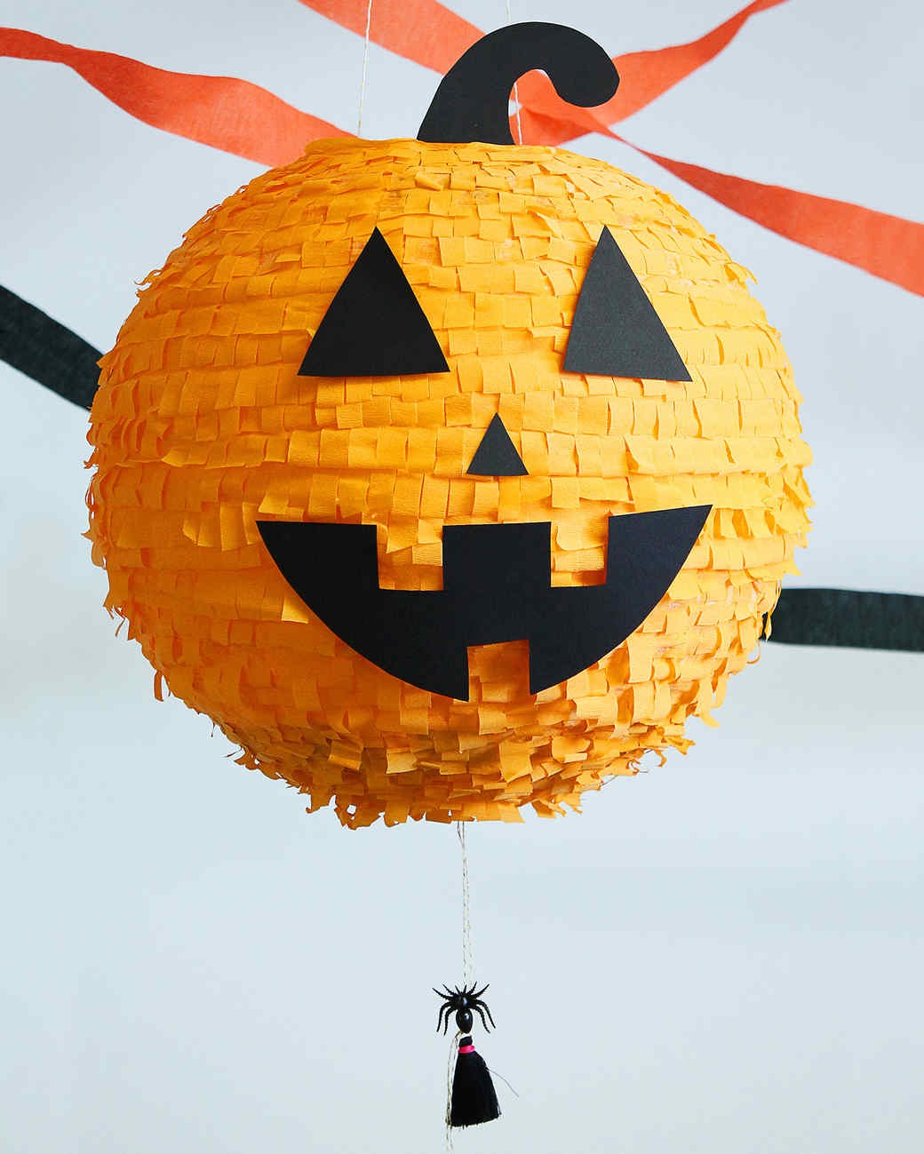A piñata de Halloween é uma ótima brincadeira para as crianças em casa (Foto: Manal Alman / Divulgação)