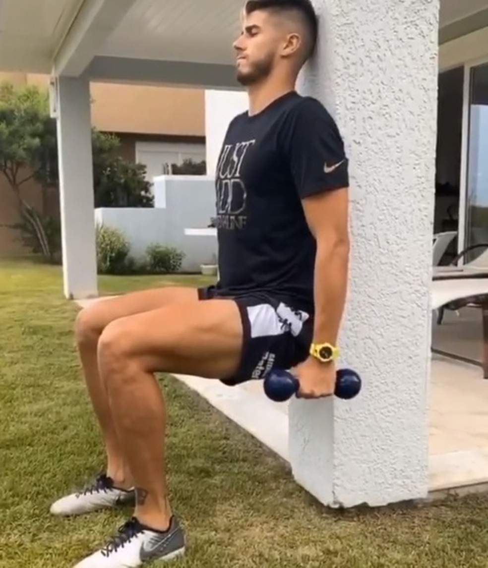 Pedro Raul tem mantido a rotina de exercícios, mas a rotina dos jogadores não se prende apenas à parte física — Foto: Reprodução/Instagram