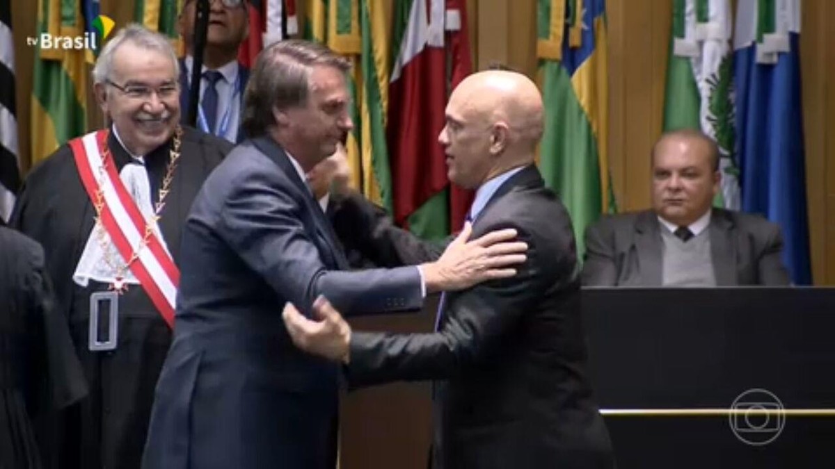 Bolsonaro e Alexandre de Moraes se cumprimentam em cerimônia em Brasília