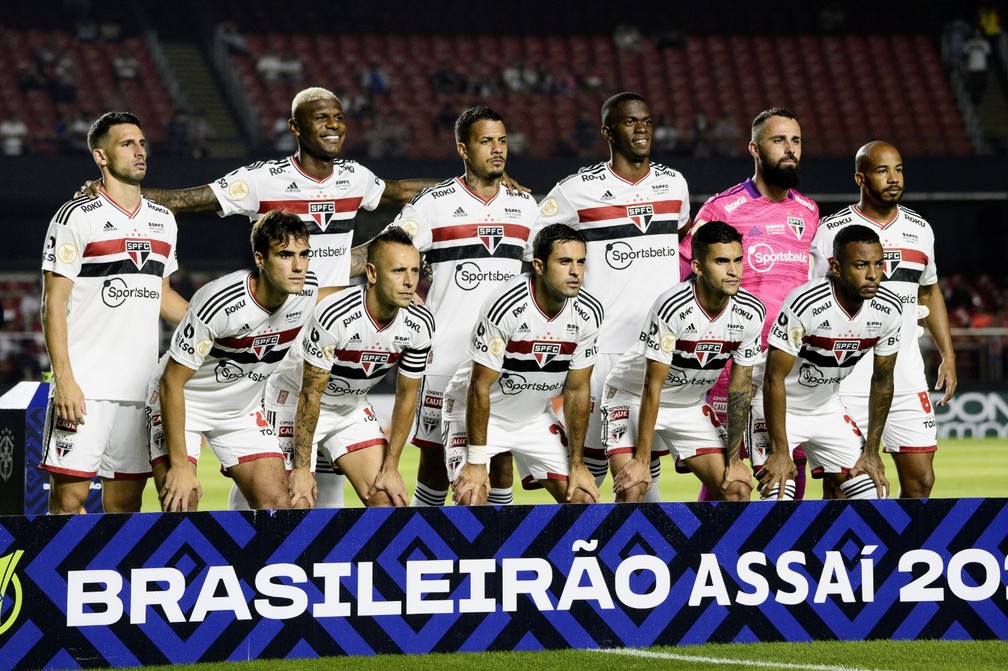 Time do São Paulo antes de jogo contra o Santos — Foto: Marcos Ribolli