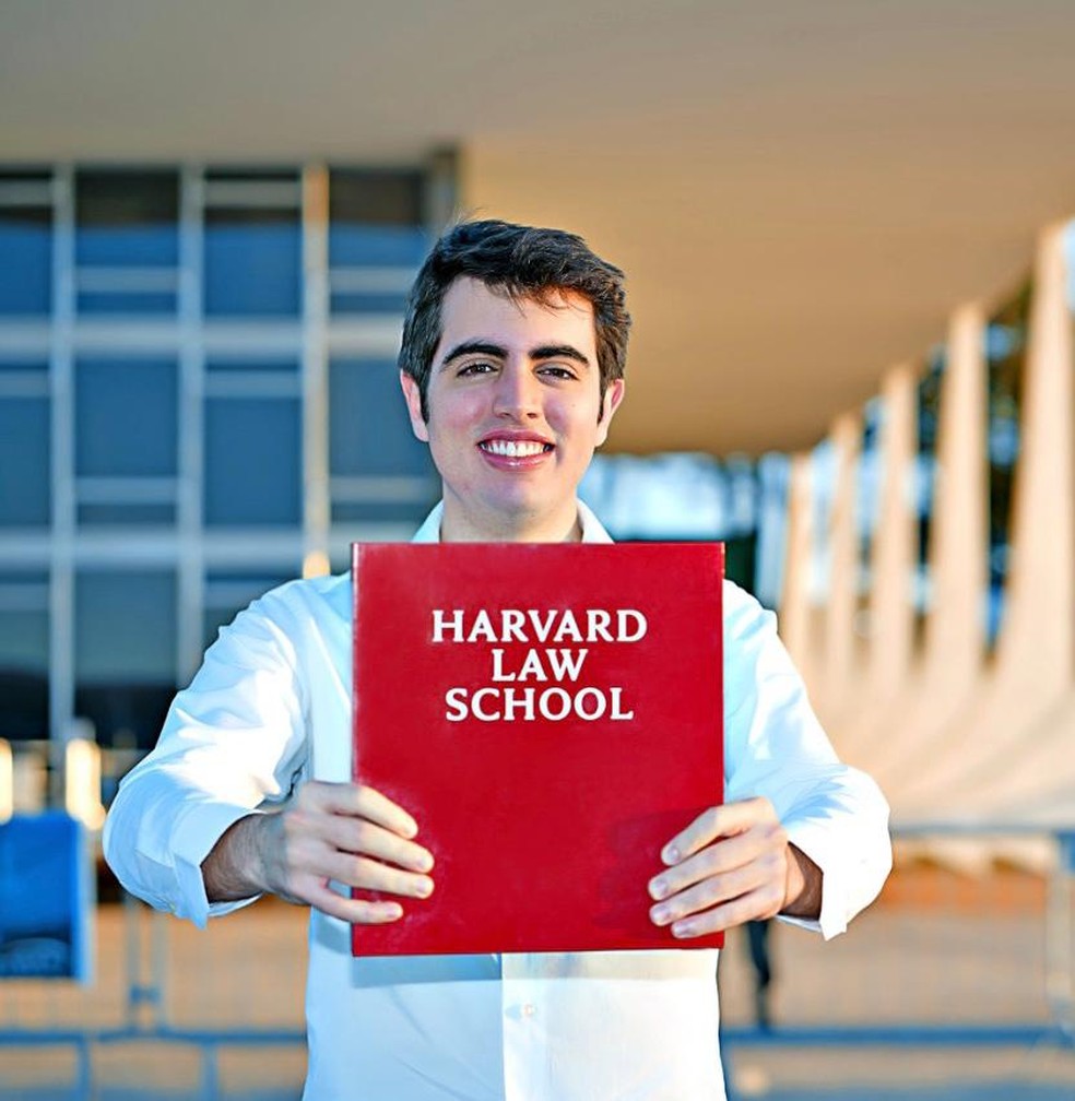 Mateus Ribeiro, 19 anos se torna o mais jovem do mundo a entrar num mestrado em direito, em Harvard â€” Foto: Daiana Mendes/Arquivo pessoal