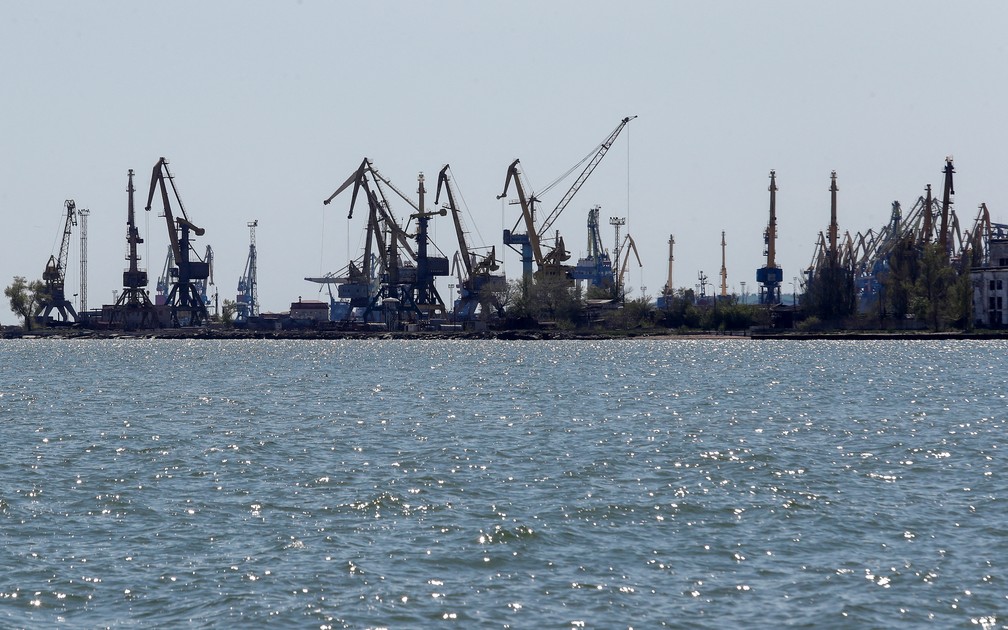 Porto ucraniano na cidade de Mariupol é visto de longe — Foto: Alexander Ermochenko/REUTERS
