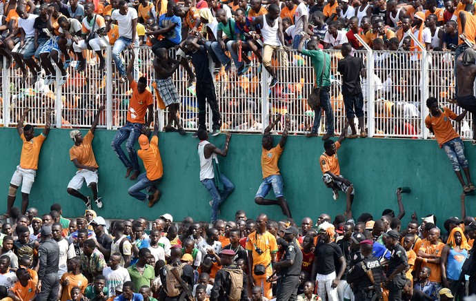Costa do Marfim comemora título da Copa da África com torcedores (Foto: AFP)