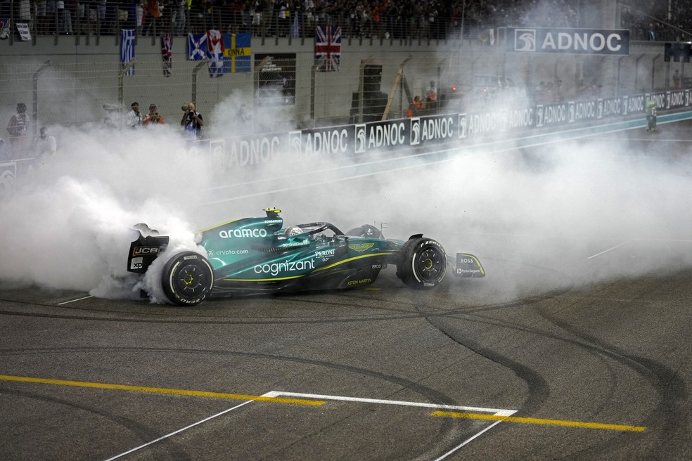 Sebastian Vettel faz zerinho após GP de Abu Dhabi, despedindo-se da F1 depois de 16 temporadas — Foto: Kamran Jebreili / POOL / AFP